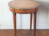 une photo d'une petite table avec un plateau en bois posée sur un parquet en bois massif