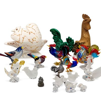 de nombreuses figurines de différentes couleurs et tailles disposées sur une surface blanche