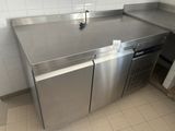 un comptoir en acier inoxydable dans une cuisine commerciale