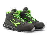 un gros plan sur une paire de chaussures grises et vertes