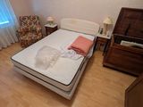 un lit avec un matelas et une commode dans la chambre