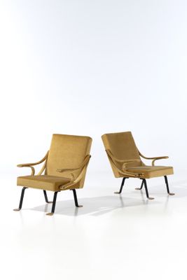 paire de fauteuils de salon du milieu du siècle, recouverts de velours et dotés de pieds en métal noir