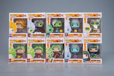 six figurines Funko Pop en vinyle différentes, présentées dans une vitrine