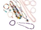 beaucoup de perles et de bracelets sur un fond blanc