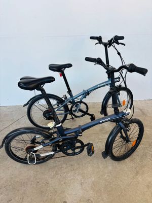 un vélo garé dans un garage