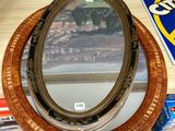 un miroir posé sur une table près d'une fenêtre