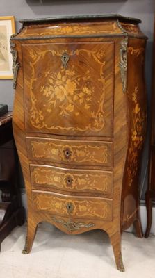 une petite armoire en bois surmontée d'un miroir