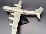 une maquette d'avion posée sur une table