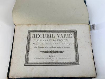 un vieux livre ouvert sur une page où figurait un titre