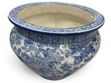 un vase bleu et blanc, avec un bord bleu sur fond blanc