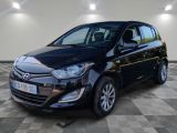 une photo d'une voiture noire garée dans un garage