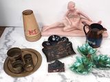 un grand nombre d'objets posés sur une table