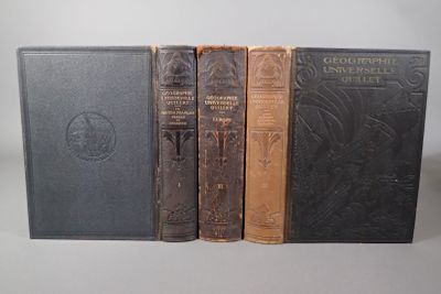 trois livres superposés sur une table