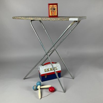 une petite table sur laquelle se trouve un jouet
