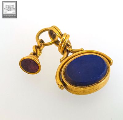 une photo d'une paire de boucles d'oreilles en or et en lapis-lazuli