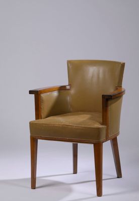 une image d'une chaise en cuir marron sur fond blanc