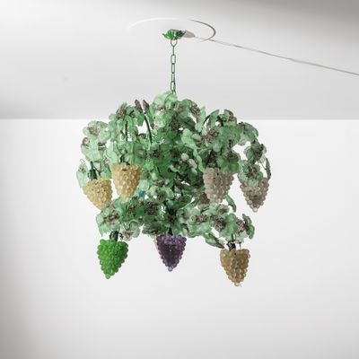 un lustre vert avec des grappes de raisin suspendues au plafond