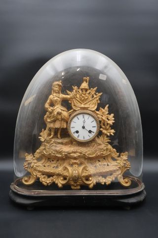 Pendule romantique en régule patine doré sous globe et support en...
