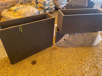 de nombreux cartons posés par terre
