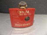 une photo d'un flacon de parfum rouge posé sur un comptoir