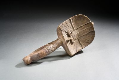 une image représentant une pagaie en bois avec un manche en bois sur un fond blanc