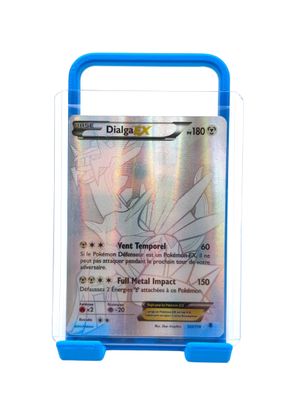 un gros plan d'une carte pokemon avec un cadre bleu