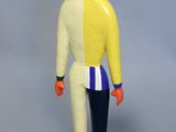 figurine aux couleurs vives représentant un homme debout sur une caisse