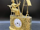 une horloge en or représentant une femme jouant de la harpe
