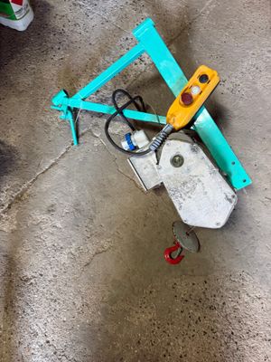 une petite machine posée sur le sol