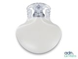 un gros plan d'une ampoule sur fond blanc