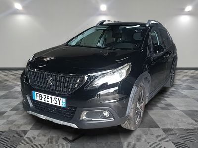 une photo d'un 4x4 noir garé dans un garage