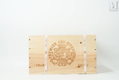 une boîte en bois sur laquelle figure un logo sur fond blanc