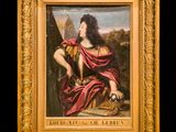 une image représentant un tableau où l'on voit une femme en robe rouge tenant une épée