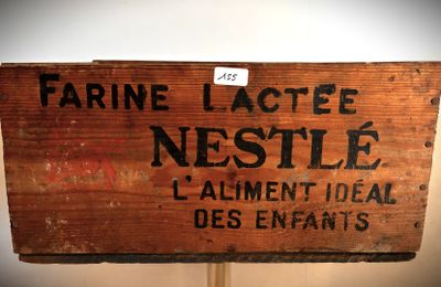une vieille caisse en bois avec une étiquette, posée sur une table