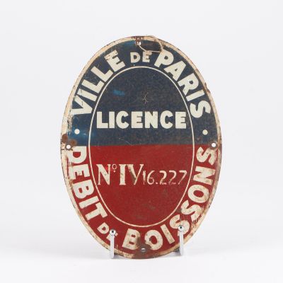 un panneau rouge, blanc et bleu portant l'inscription « Ville de Paris – Licence »