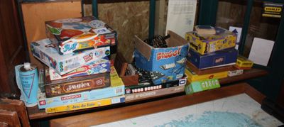 beaucoup de jouets et de jeux posés sur une table