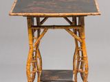 une vieille table en bois avec un plateau noir sur fond gris