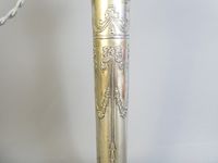 Pied de lampe en métal argenté, figurant une colonne à décor… (photo 4)