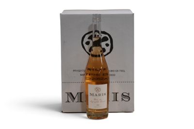 la bouteille de vin se trouve à côté d'une boîte de vin