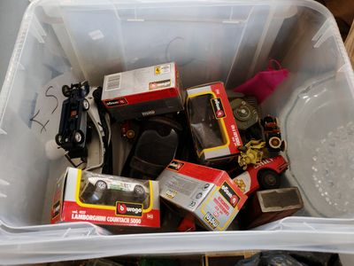 un bac en plastique contenant divers appareils photo et d'autres objets