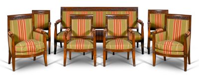 un ensemble de chaises et une table sur laquelle se trouve une horloge