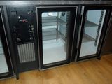 trois portes vitrées ouvertes dans une cuisine