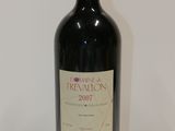 une bouteille de vin posée sur une table