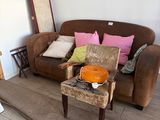 un salon avec un canapé marron et un fauteuil marron