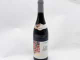 une bouteille de vin décorée de paillettes