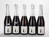 six bouteilles de vin sont alignées dans une rangée
