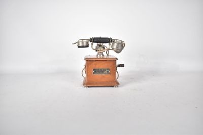 un téléphone à l'ancienne posé sur une surface blanche