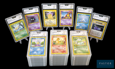 tout un tas de cartes Pokémon empilées les unes sur les autres