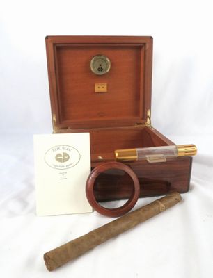 une image représentant un cigare et un étui à cigares contenant un cigare