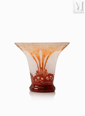 un vase en verre avec un motif sur une surface blanche